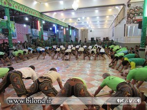 اجرای ورزش باستانی توسط ورزشکاران زورخانه های گناباد در بیلند به مناسبت عید غدیر